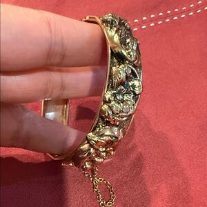 antique ornate bright gold tone floral leaf design rigid bangle bracelet